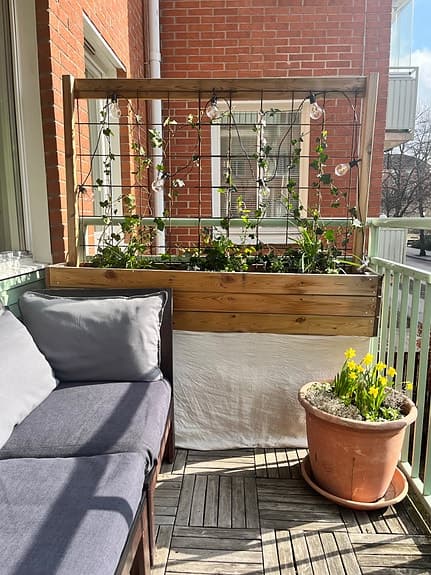 Planteringslåda i trä med spaljé för balkong