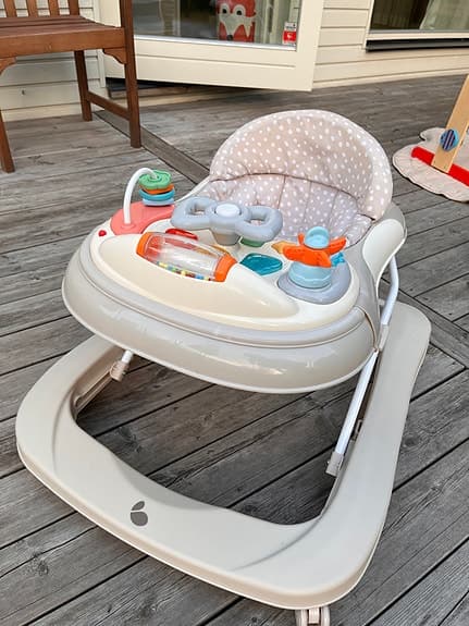 Gåstol beige med lekbricka för bebis