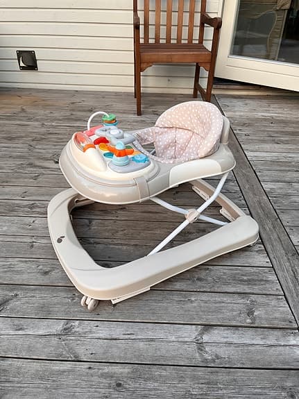 Gåstol beige med lekbricka för bebis