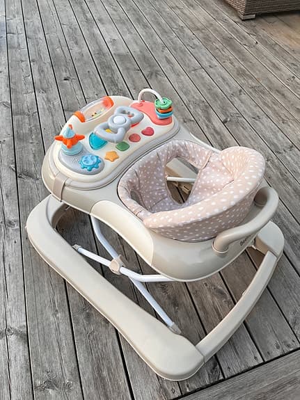 Gåstol beige med lekbricka för bebis