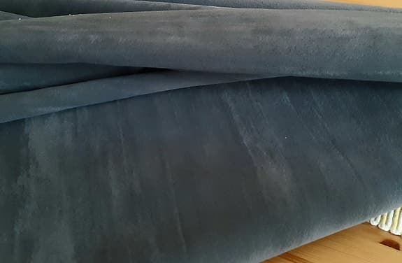 Grått möbeltyg med inslag av blått med en fin lyster i typ sammet 490 x 135 cm