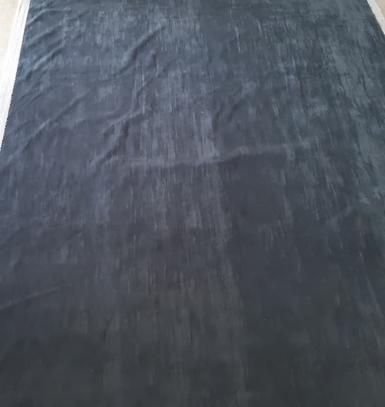 Grått möbeltyg med inslag av blått med en fin lyster i typ sammet 490 x 135 cm