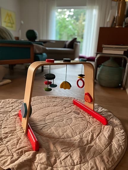 Babygym i trä med hängande leksaker