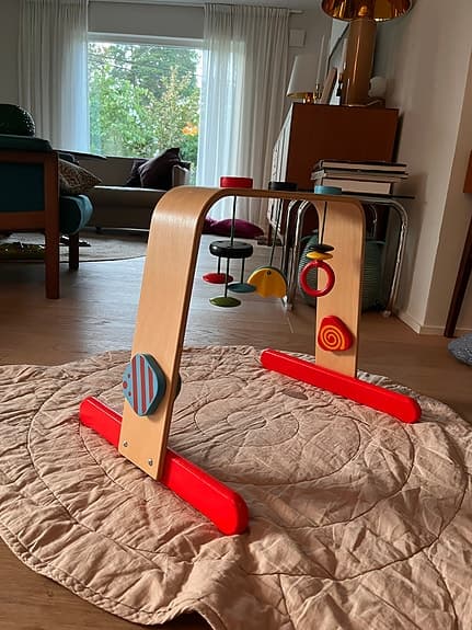 Babygym i trä med hängande leksaker