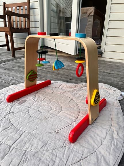 Babygym i trä med hängande leksaker