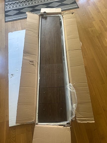 Brun väggförvaring / skåp i träimitation