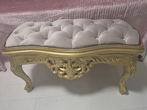 Pampig sittbänk / schäslong i barockstil