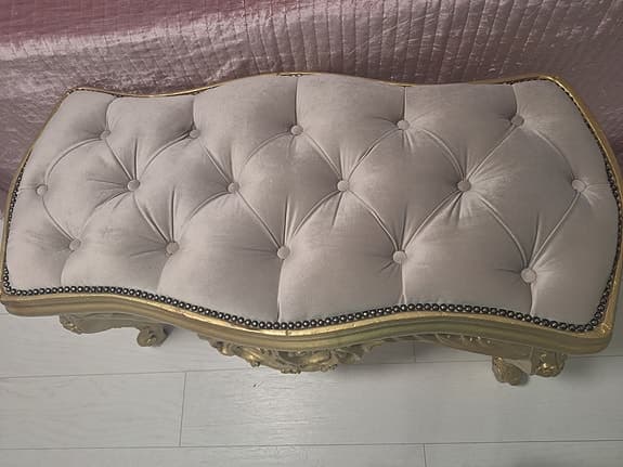 Pampig sittbänk / schäslong i barockstil