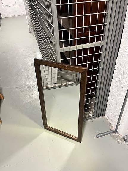Spegel i massiv träram.