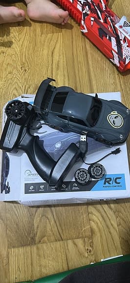 RC radiostyrd bil grå med fjärrkontroll
