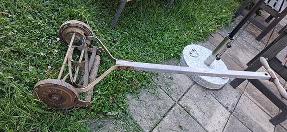 Vintage svensk hand gräsklippare av märket Serva