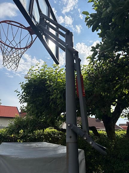 Basketkorg på fot med justerbar höjd