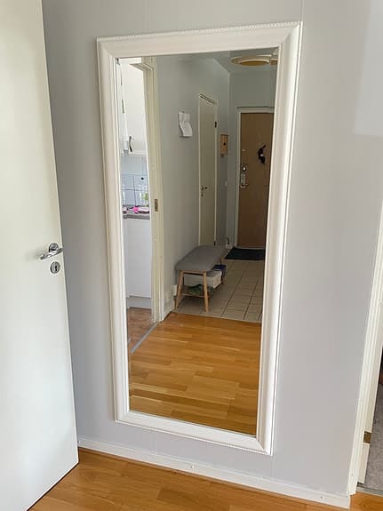 Stor helkroppsspegel med elegant vit ram