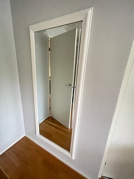 Stor helkroppsspegel med elegant vit ram