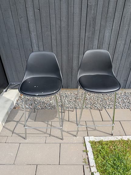 Två svarta barstolar