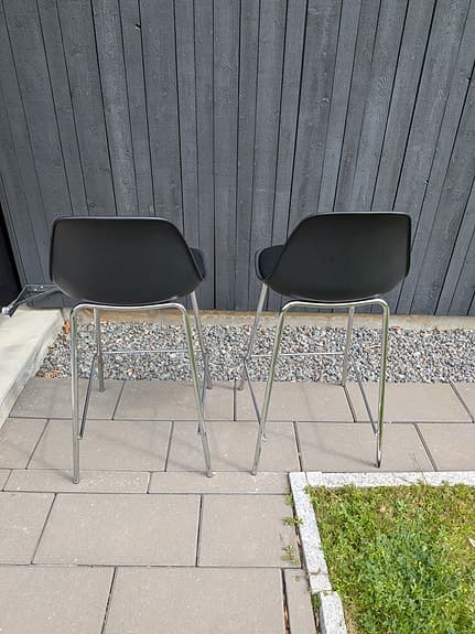 Två svarta barstolar