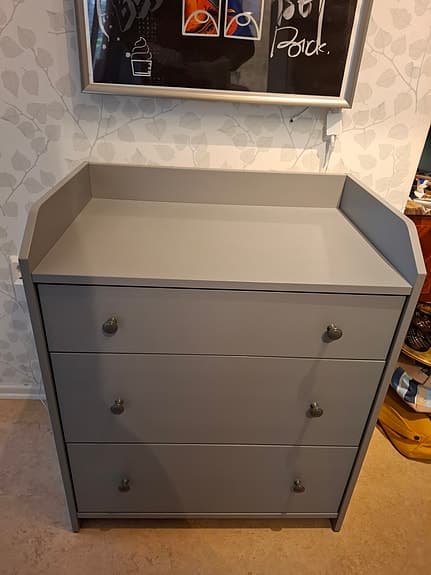 Säljer en IKEA HAUGA byrå i grå färg.