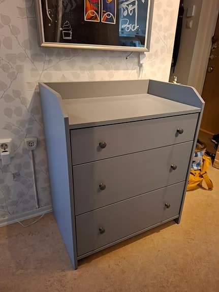 Säljer en IKEA HAUGA byrå i grå färg.