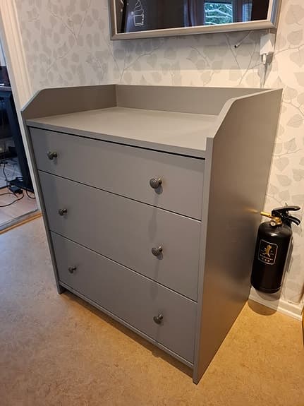 Säljer en IKEA HAUGA byrå i grå färg.