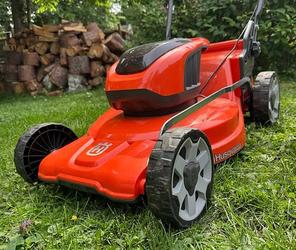 Husqvarna LC 142iS med batteri och laddare
