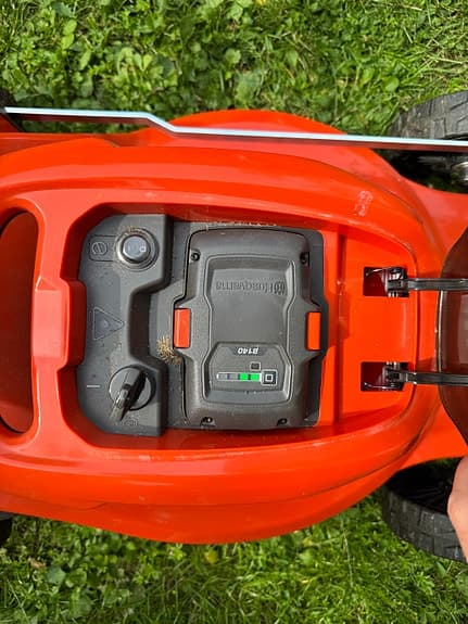 Husqvarna LC 142iS med batteri och laddare