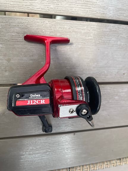 Daiwa J12CR fiskerulle röd