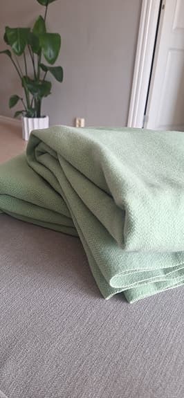 Två stora ljusgröna ullplädar tidstrands retro
