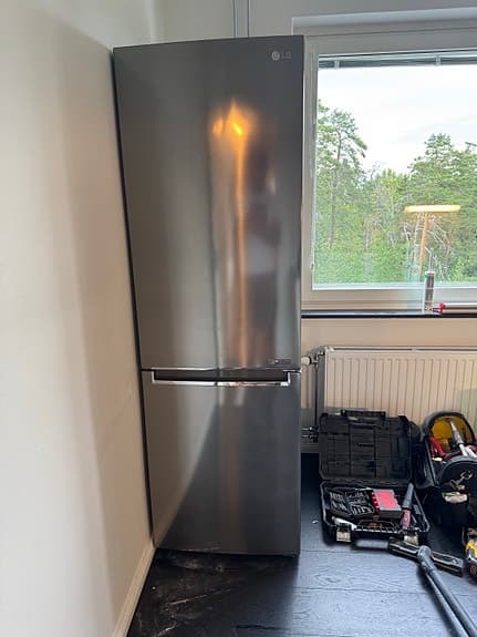 Kylskåp, frys, diskmaskin, mikrovågsugn, spis och ugn