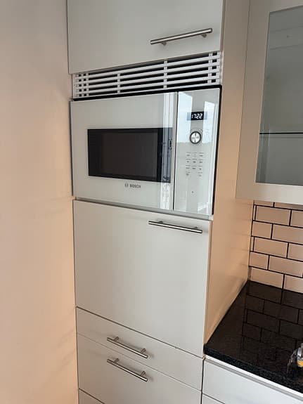Kylskåp, frys, diskmaskin, mikrovågsugn, spis och ugn
