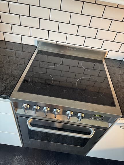Kylskåp, frys, diskmaskin, mikrovågsugn, spis och ugn