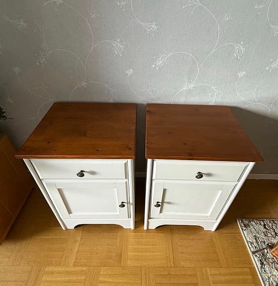 Nyrenoverade sängbord i lantlig stil, massivt trä, set om 2