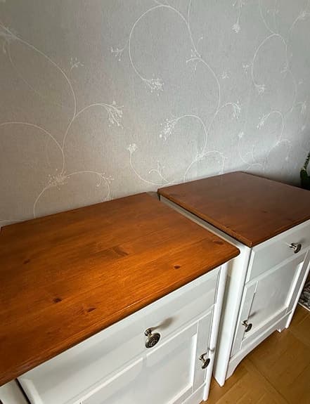 Nyrenoverade sängbord i lantlig stil, massivt trä, set om 2