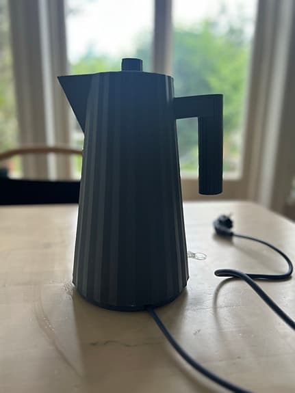 Alessi vattenkokare Plisse, gråblå