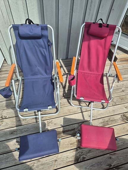 2 praktiska solstolar med fotstöd