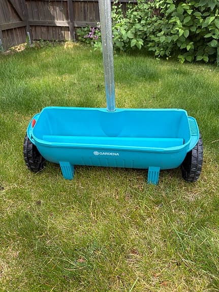 Gardena spridare gödselspridare blå