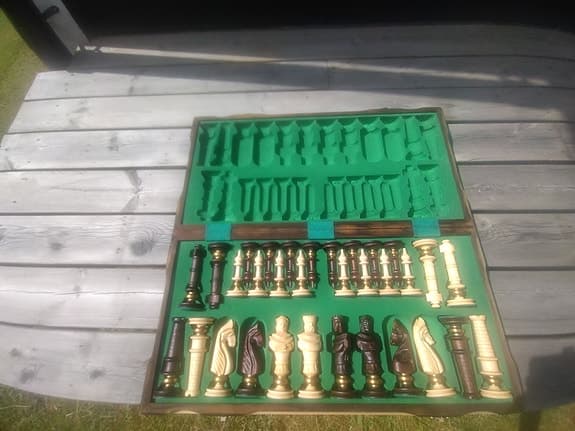 Schackspel i trä med snidade pjäser
