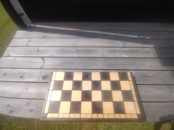 Schackspel i trä med snidade pjäser