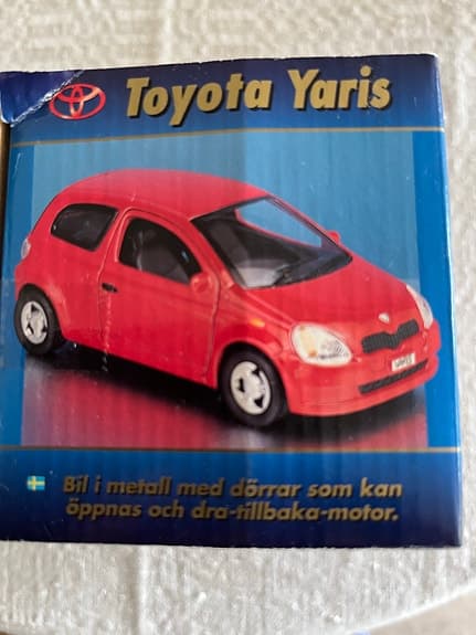 Toyota Yaris leksaksbil röd metall motorized