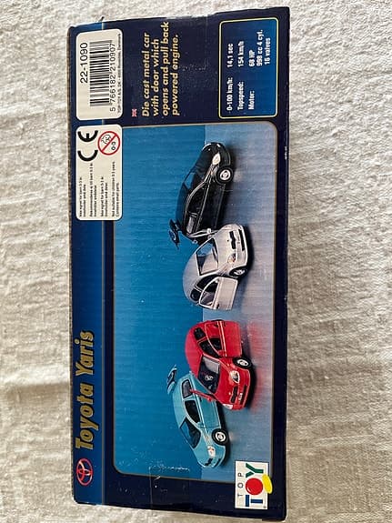 Toyota Yaris leksaksbil röd metall motorized