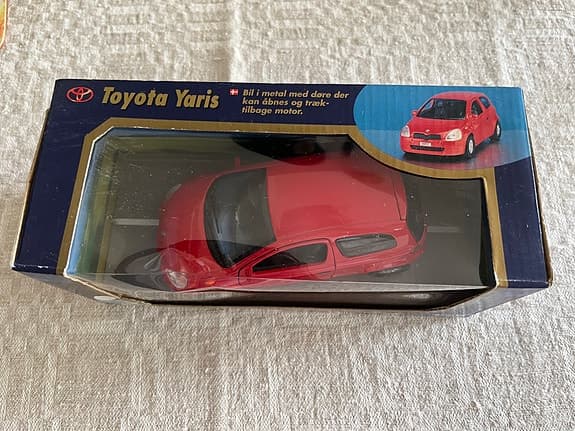 Toyota Yaris leksaksbil röd metall motorized