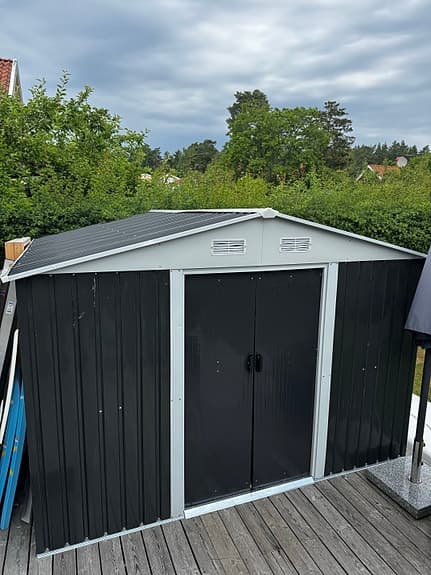 Metallförråd / redskapsbod med skjutdörrar svart/grå