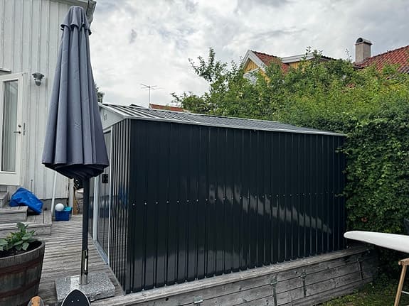Metallförråd / redskapsbod med skjutdörrar svart/grå