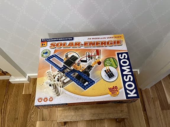 Kosmos Flygplan som laddas med Sol