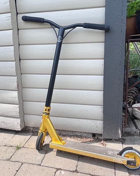 NKD Diesel kickbike- Guld & svart