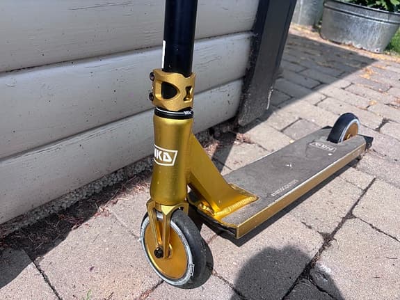 NKD Diesel kickbike- Guld & svart
