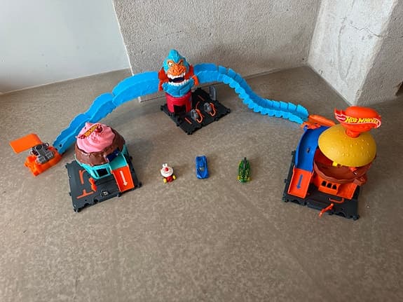 Hot Wheels lekset bilbana med monster och matstationer