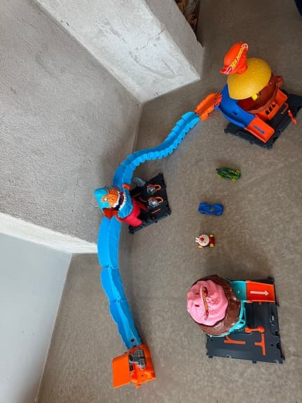 Hot Wheels lekset bilbana med monster och matstationer