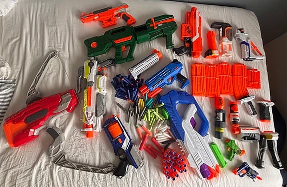 Nerf paket med flera leksakspistoler och pilar