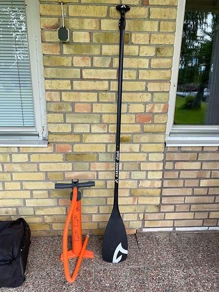 Uppblåsbar SUP-bräda ca 330 × 75 cm – komplett paket i fint skick