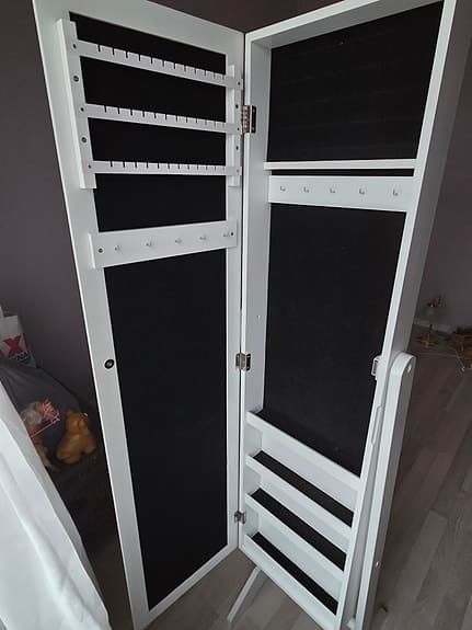 Vit smyckesspegel med förvaring